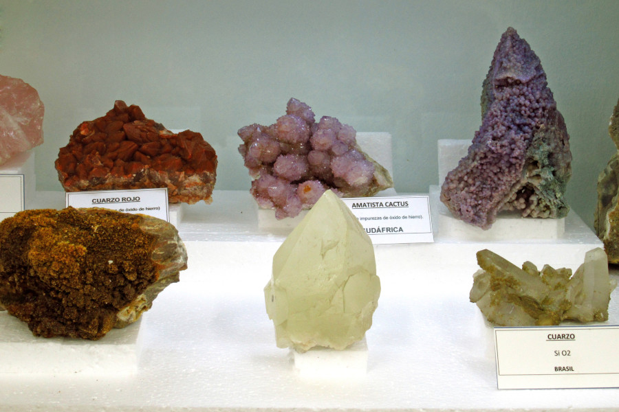 Vitrina de la sala de minerales del Aula Geológica de Laciana con varios minerales expuestos