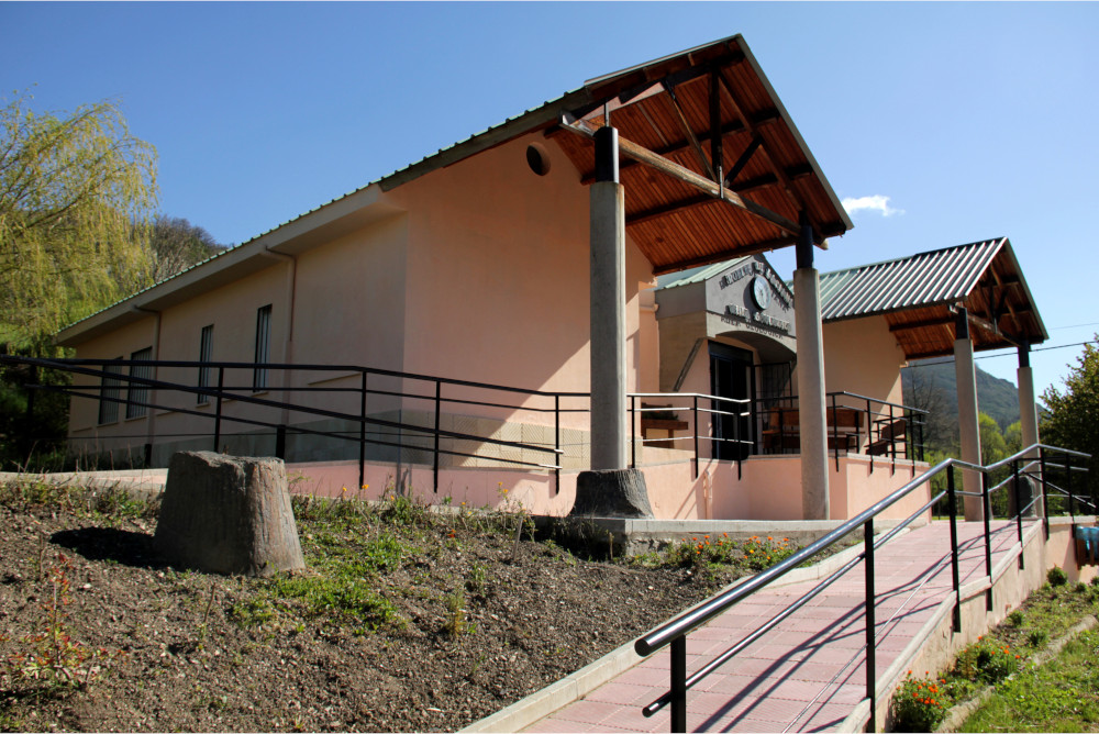 Exterior del Aula Geológica Robles de Laciana, antiguas escuelas de la localidad