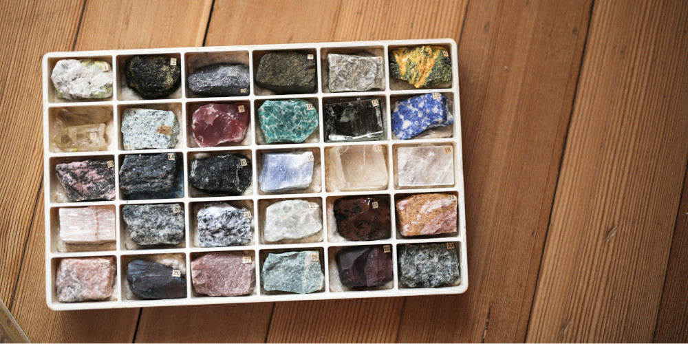 Colección de minerales en una caja sobre una mesa